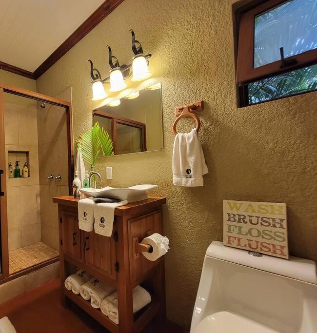 Vive Utila - Bed & Breakfast المظهر الخارجي الصورة