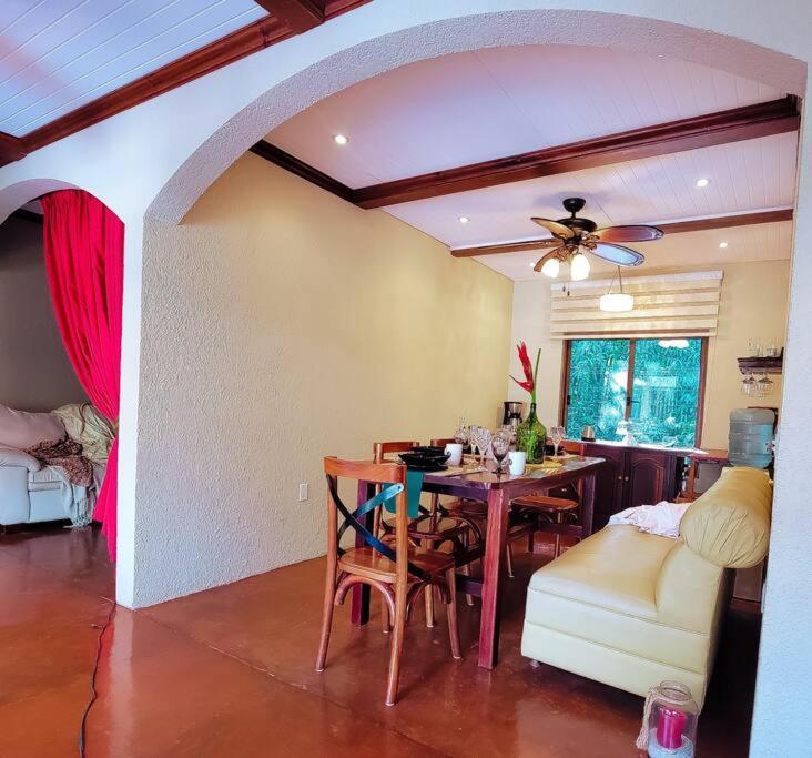 Vive Utila - Bed & Breakfast المظهر الخارجي الصورة