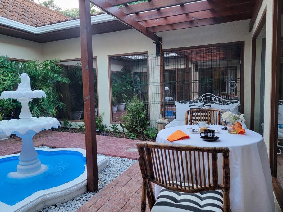 Vive Utila - Bed & Breakfast المظهر الخارجي الصورة